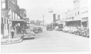 eastelmstreetlookingnorth1949newsofficethreatrewesternautobankclock.jpg